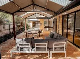 Salhus - Laid-back Family Retreat near Town & Beach
