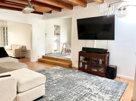 Bright Modern Pool House in Quiet Location, Hotel in Winnetka