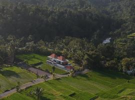 Casa Fortuna Villa Ubud by Dhananjaya Hospitality، فندق في Tampaksiring