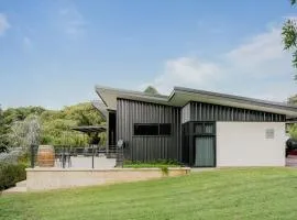 Wildwood Retreat a Luxury Vineyard Escape