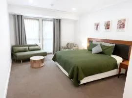 Sky Tower Studio - Pools, Spa, Gym & Super King