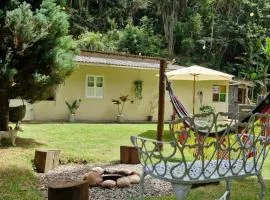 Refúgio Privativo e Acolhedor com Jardim e Fogo de Chão