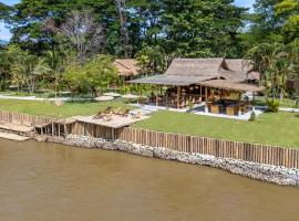 The Riverfront Reserve – hotel w mieście Pai