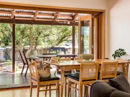 Mika Cabin - Breezy Family Haven, Easy Walk to Beach, Hotel in Dunsborough