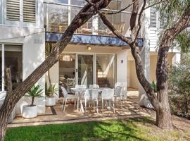 ON THE BEACH - Villa over the road from the beach, מלון בQuindalup