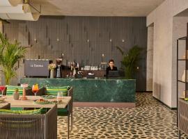 Minimalist - Varanasi City Centre, hotel sa Varanasi