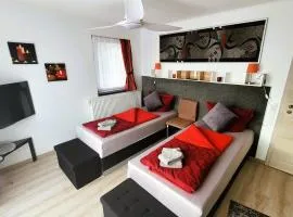 APARTMENTHAUS "AM KORNFELD" - 10 Gästewohnungen mit 1-3 Schlafzimmern, 40 Betten, Raucherbalkon, Reinigungs- & Wäscheservice, Grillgarten, Parkplatz
