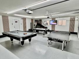 Spacious Vernon Retreat with Game Room, BBQ Patio and Turf Yard, hotel a Vernon
