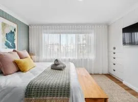 Modern Coastal 4 Bedroom house in paradise, walk to beach and rockpools, large yard