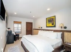 Bear Creek Lodge 112B Hotel Room