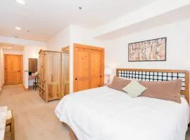 Bear Creek Lodge 203B Hotel Room