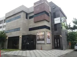 Gallery Stay