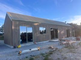 Winder-Lea Whare in Native Bush, Hotel in Moana