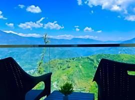Pine Rock Hotel in Mussoorie Peaceful Stay, hotel u gradu 'Mussoorie'