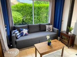 Maison calme et lumineuse de plain-pied, jardin et piscine