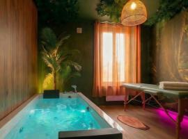 Jungle Love room avec Balnéo & Table de Massage, hotel a Belfort