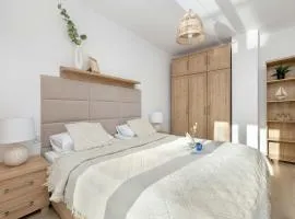 Modern & Functional Apartment with Air Conditioning and Balcony by Noclegi Renters