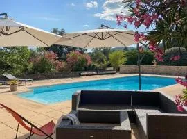 Spacious villa, pool and large garden