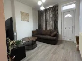 F2S SERVICED APARTMENTS 2Bedroom Terrace house with Free Wifi Netflix Suitable for Contractors walking distance to Train station