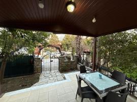 Apartment with Terrace in a Central Location, 100 Steps from the Sea, Hotel in Ula