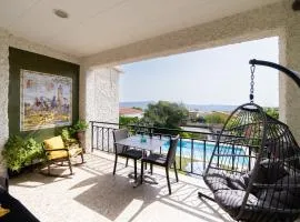 Spacious Villa w/ Private Pool, Tennis Court & BBQ