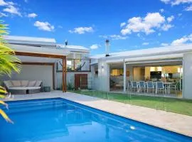 Sant's Beach Retreat - Private Pool and Fire Pit