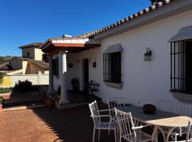 Chalet vacacional con piscina privada, hotel v destinácii Arriate