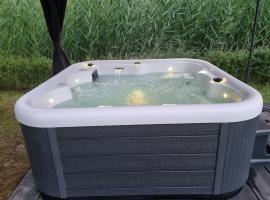 Woning met jacuzzi in grote tuin, hotell i Ewijk