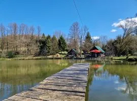 Robinzonski smještaj Batković jezera Kutina