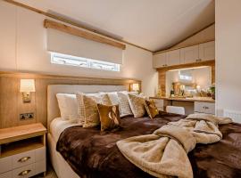 Bunny Lodge Quiet 2-Bed Luxury Home near Milford on Sea, ξενοδοχείο σε Lymington