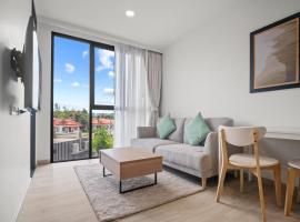 Skypark Aurora Building 2 in Laguna by Banyan Living, hotel a Thalang