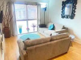 Central 1BR Flat for up to 4 - Lift Access