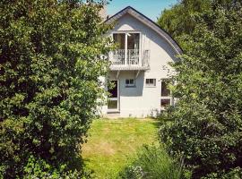Historic Holiday Home By The Swimming Pond, hotel v destinaci Braunfels