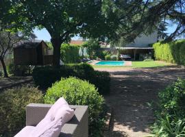 Maison de ville jardin piscine parking, Hotel in Alès