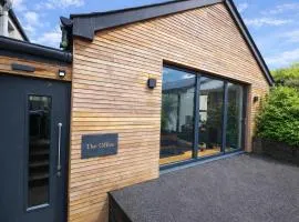 Stylish Office Conversion Sleeps 11 EV charger & Pool Table