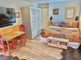 Cozy and Affordable- minutes to Monarch