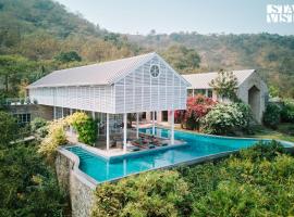 StayVista at The Ray with Mountain Views, BBQ, AC, Hotel in Danda