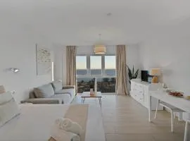 AIO Seaview Apartment - Prime Location & Sea Views