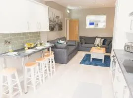 LYNNTON HOUSE Stunning 6 bed Town Centre House ALL with En-Suites Prime Location Tamworth