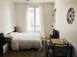 Joli studio, hypercentre, à 20 min des Champs Elysées en train, hotel a Maisons-Laffitte