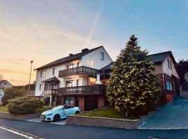 Großes Ferienhaus für 12 -17 Personen mit Whirlpool - Spielzimmer und Garten โรงแรมในHerbstein