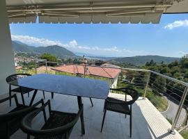 Stylish 4BR Hillside Villa with Panoramic Views, hotel Roéban