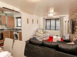 Contractor Friendly 2BR Gem with Free Parking Wi-Fi