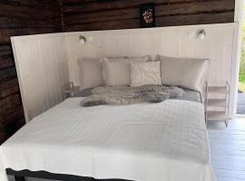 Aadu Holiday Farm, hotel i Suure-Rootsi