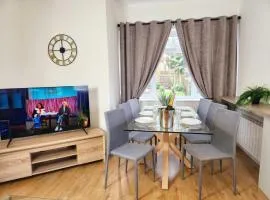 Manor House, Modern 2-Bedroom Apartment, Parking, WiFi, Central Location