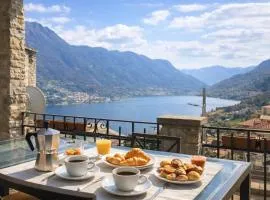 Lake View and Private Garden House for 6