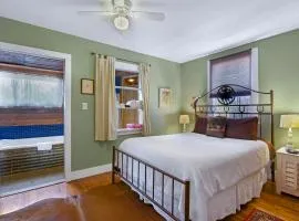 Swing On Inn- Honeycomb Hideaway Suite