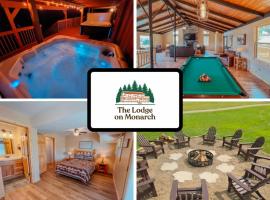 The Lodge at Hocking Hills - 2 Hot Tubs - 6 acres - Lake access, hotel v destinaci Rockbridge