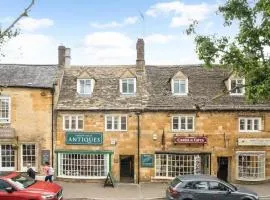 Moreton High Street - Sleeps 10, with private garden