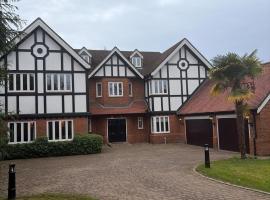 Luxury 6 Bed Mansion with Cinema, Gardens & Gated Estate, Hotel in Gerrards Cross